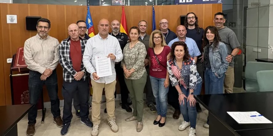 Grupo de personas en el Ayuntamiento de Massamagrell tras la aprobación de la jornada laboral de 35 horas.