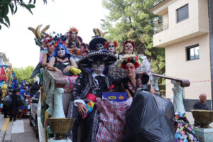 Grupo de personas disfrazadas en la Cabalgata de San Juan en Massanassa