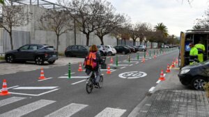 Bicicleta en una calle con medidas de pacificación del tráfico