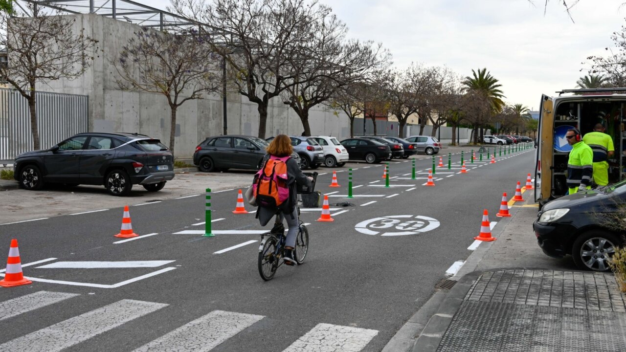 Bicicleta en una calle con medidas de pacificación del tráfico