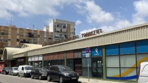 Fachada del Mercado de Torrefiel con vehículos estacionados