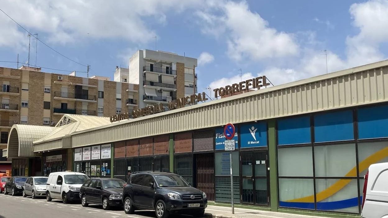 Fachada del Mercado de Torrefiel con vehículos estacionados
