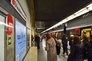 Estación de metro Facultats-Manuel Broseta con pasajeros y trenes