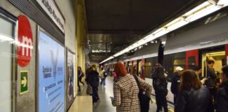 Arrestados tres jóvenes, uno menor, tras correr por el túnel de las líneas 3 y 9 de Metrovalencia Estación de metro Facultats-Manuel Broseta con pasajeros y trenes