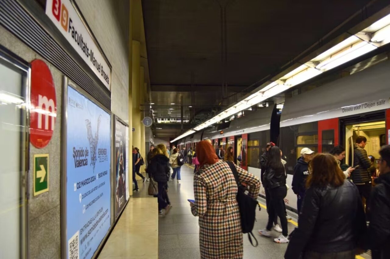 Estación de metro Facultats-Manuel Broseta con pasajeros y trenes