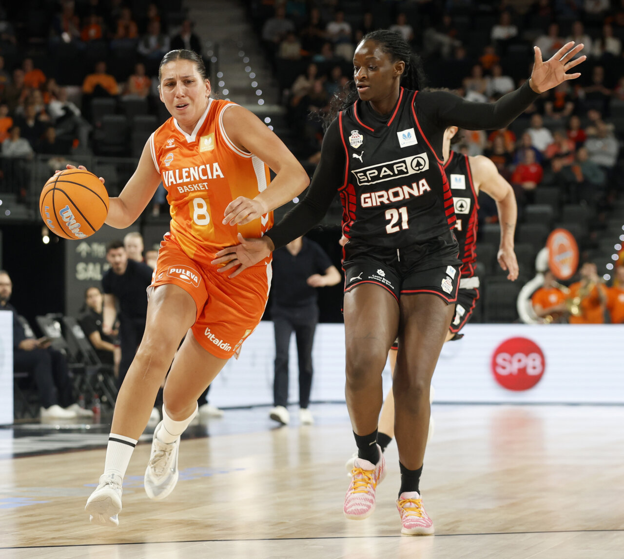Jugadoras de Valencia Basket y Spar Girona compiten en un partido de baloncesto