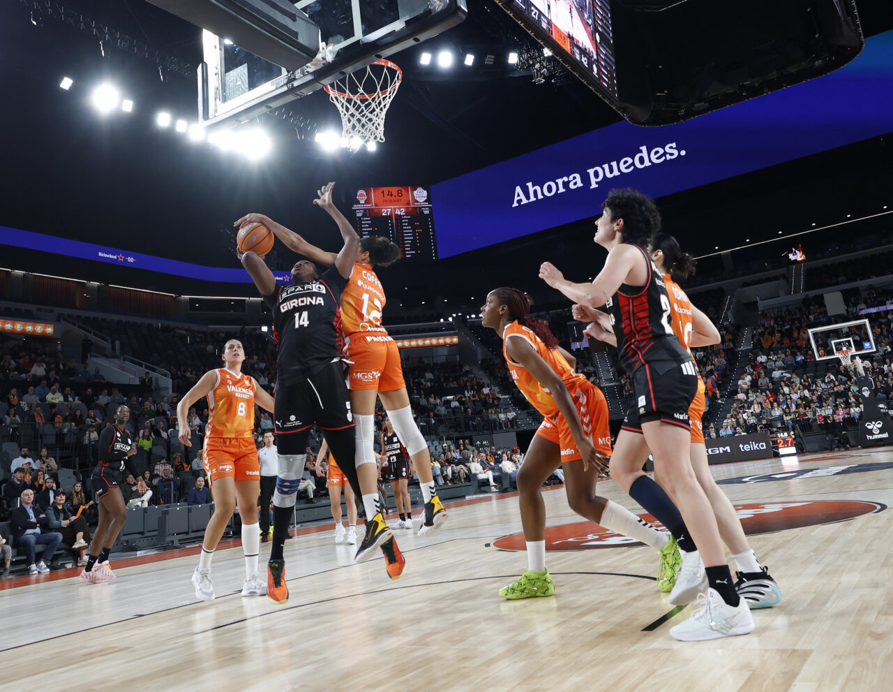 Jugadoras de Valencia Basket y Spar Girona en acción durante un partido de baloncesto.