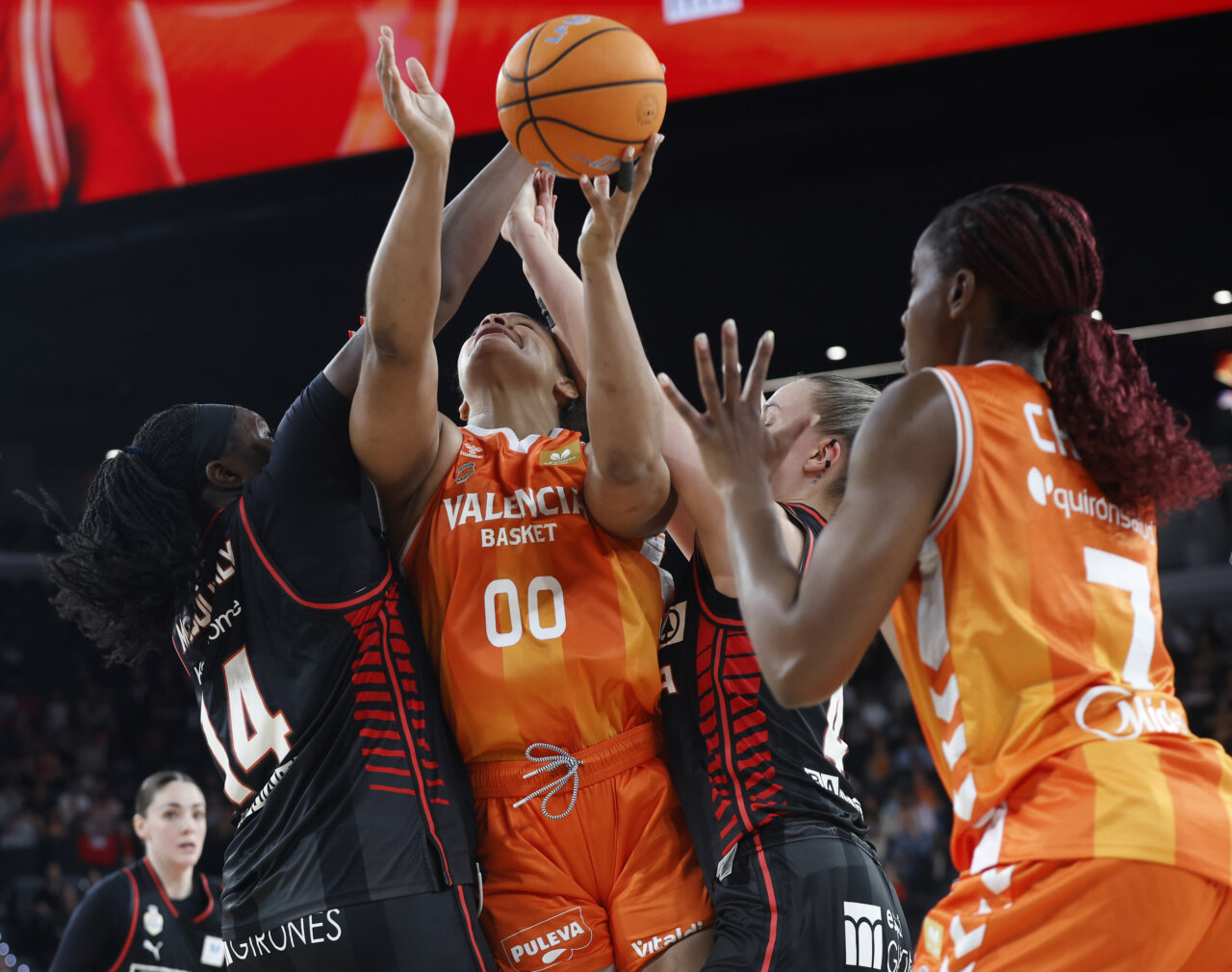 Jugadoras de Valencia Basket luchando por el balón en un partido contra Spar Girona