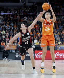 Jugadora de Valencia Basket lanzando a canasta durante un partido contra Spar Girona.