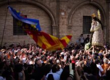 Miles de valencianos arropan a la Mare de Déu en un multitudinario Traslado algo más largo de lo habitual Multitud de valencianos celebrando el traslado de la Mare de Déu