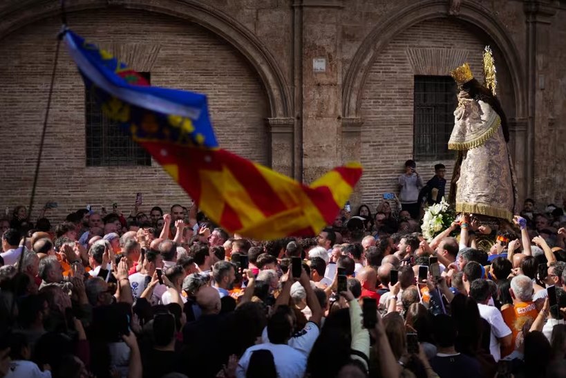 Multitud de valencianos celebrando el traslado de la Mare de Déu