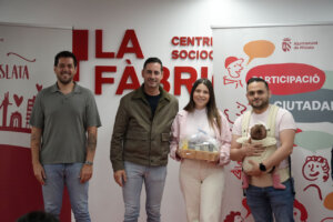 El programa ‘Jo soc de Mislata’ entrega cestas a familias con recién nacidos.
