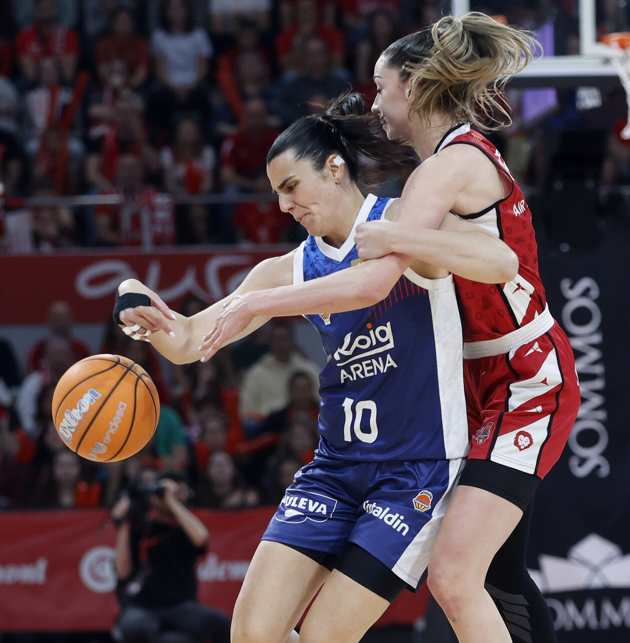 Jugadoras de Valencia Basket y Casademont Zaragoza en acción durante la final