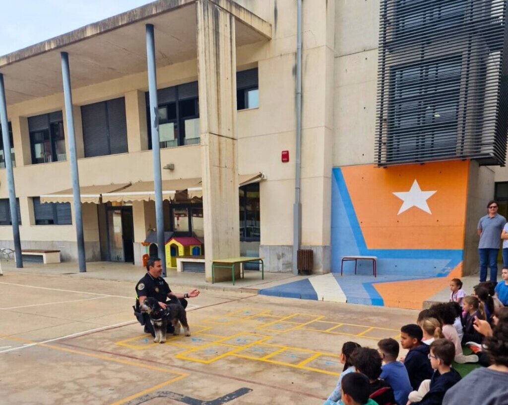 Policía Local de Sedaví con perro en actividad escolar sobre acoso