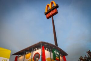 Nuevo McDonald's en Torrent con su icónico letrero y diseño moderno.
