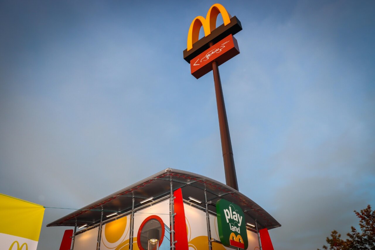 Nuevo McDonald's en Torrent con su icónico letrero y diseño moderno.