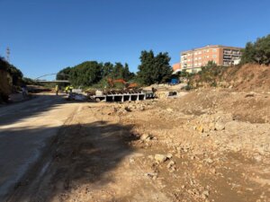 Obras de reconstrucción en el barranco de Picassent con maquinaria y trabajadores