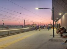Metrovalencia adelanta el inicio del servicio el domingo con motivo de la festividad de la Virgen de los Desamparados Amanecer en la estación de Paiporta con pasajeros esperando el metro