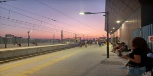 Amanecer en la estación de Paiporta con pasajeros esperando el metro