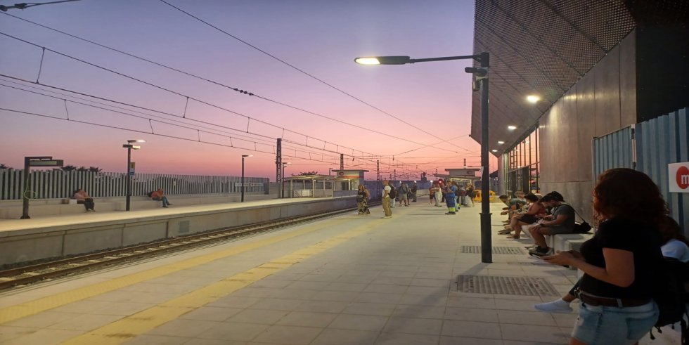 Amanecer en la estación de Paiporta con pasajeros esperando el metro