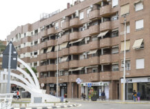 El pleno de Paiporta reclama a la Generalitat ser declarada zona de mercado residencial tensionado Edificio residencial en Paiporta con comercios en la planta baja.