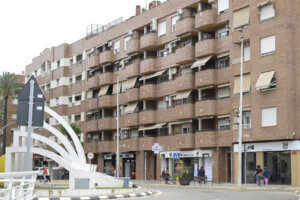 Edificio residencial en Paiporta con comercios en la planta baja.