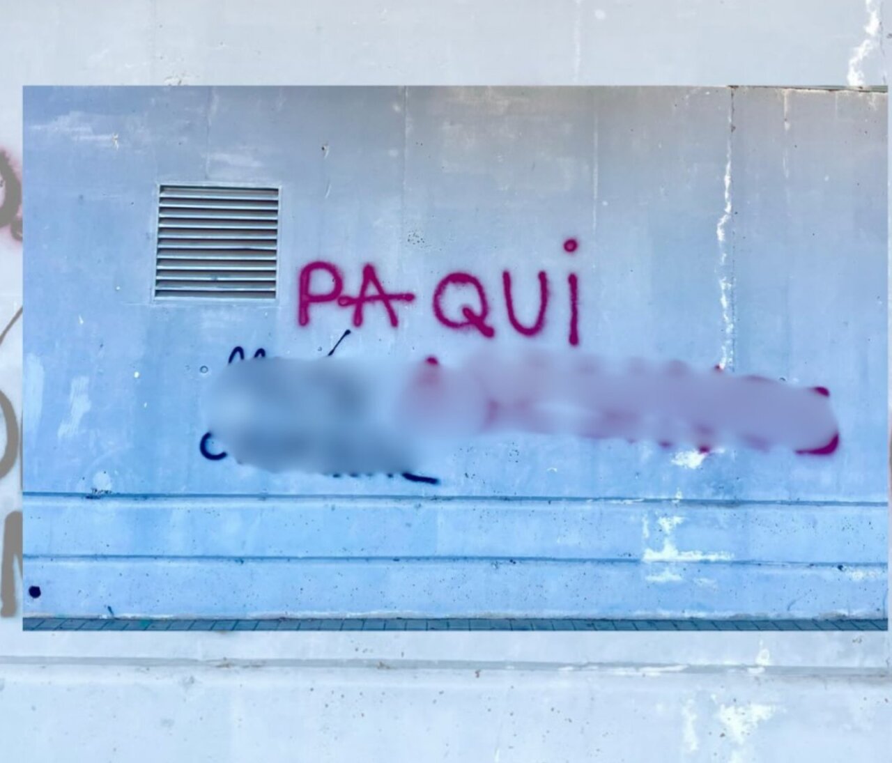 Pintadas en una pared con el nombre Paqui y otros insultos pixelados