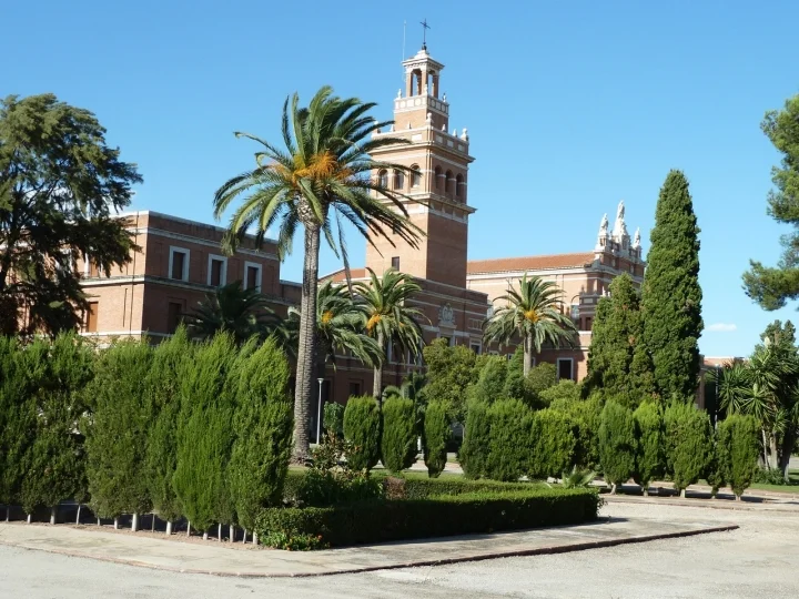 Vista del jardín con árboles y palmeras en Moncada