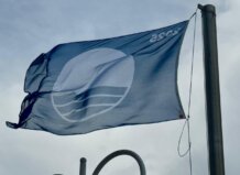 La Pobla de Farnals y Puçol revalidan sus banderas azules y refuerzan la calidad del litoral de l’Horta Bandera azul ondeando en la playa del Cabanyal en València