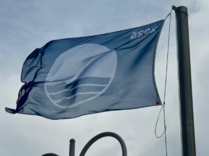 Bandera azul ondeando en la playa del Cabanyal en València