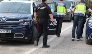Agentes de la Policía Nacional en Xirivella durante una operación policial
