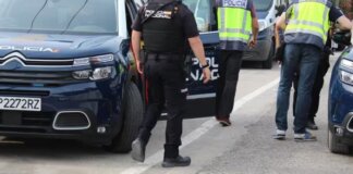 Agentes de la Policía Nacional en Xirivella durante una operación policial