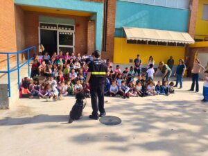 La Policía Local de Sedaví con su unidad canina en un centro educativo