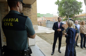 El presidente de la Diputación visita el cuartel de Puçol para anunciar reformas.