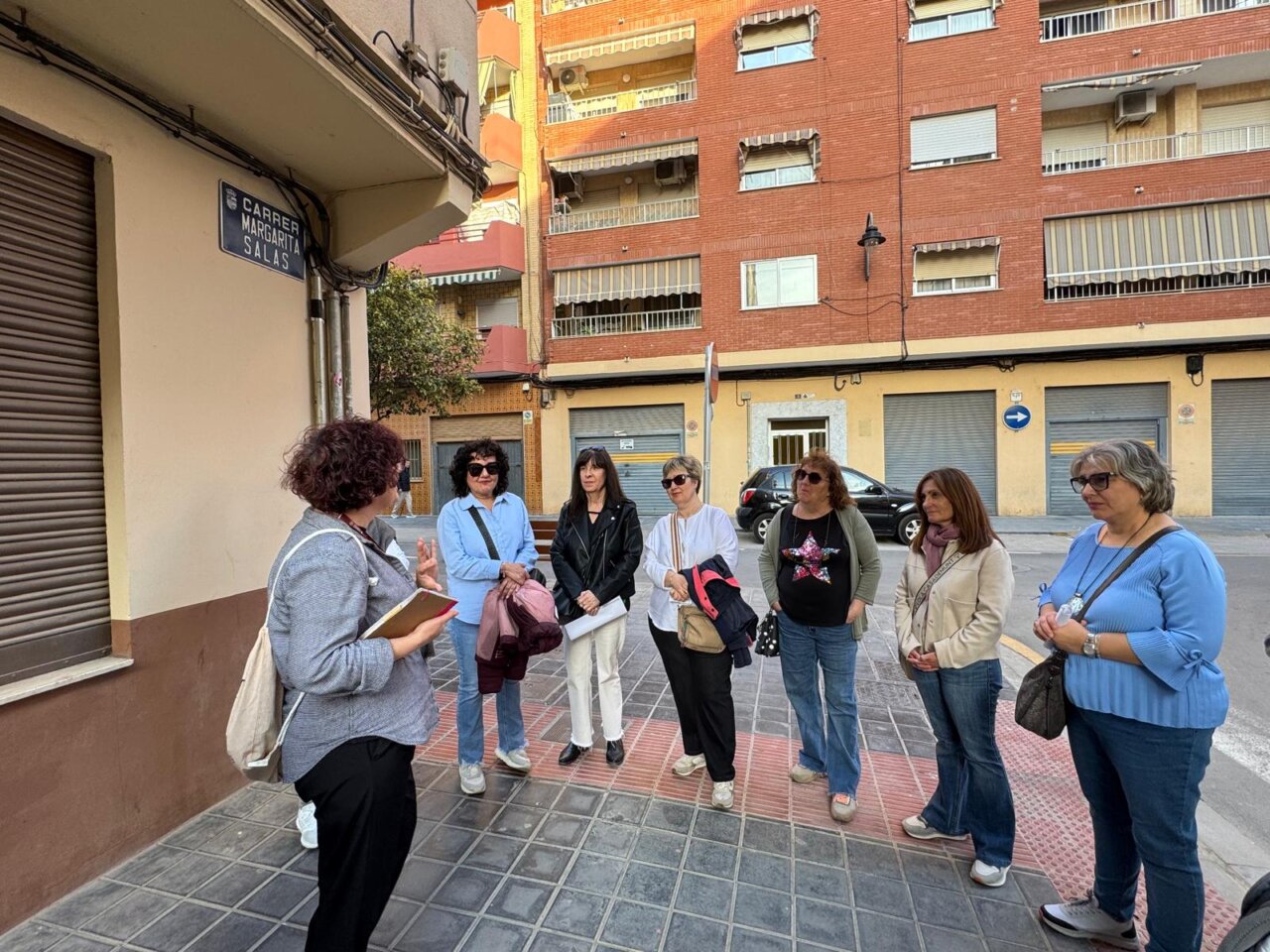 Grupo de mujeres en la ruta Quart de Poblet junto a la calle Margarita Salas