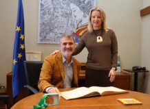 El músico Rafael Serrallet y el obispo Fernando Enrique Ramón Casas, nombrados hijos predilectos de Xirivella Rafael Serrallet y la alcaldesa de Xirivella en ceremonia de reconocimiento