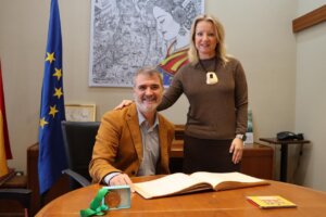 Rafael Serrallet y la alcaldesa de Xirivella en ceremonia de reconocimiento