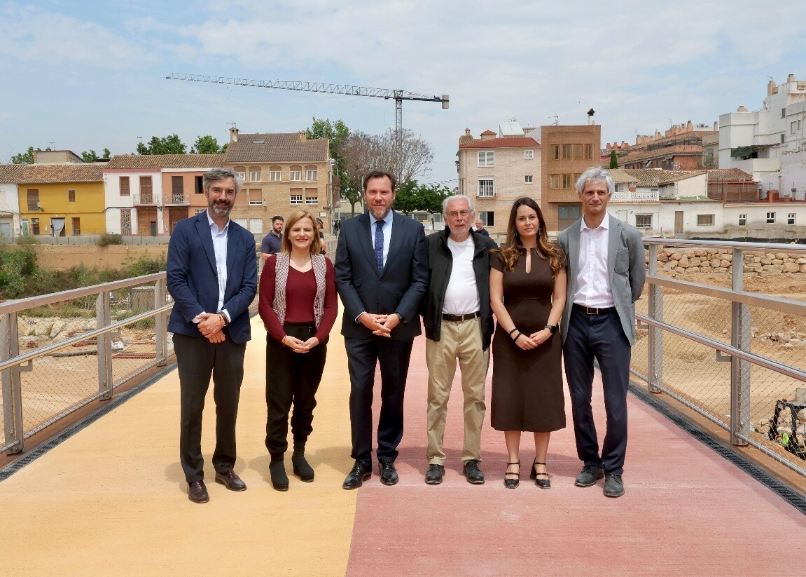 El ministro Óscar Puente asiste a la reapertura de la pasarela María Cambrils en Picanya.