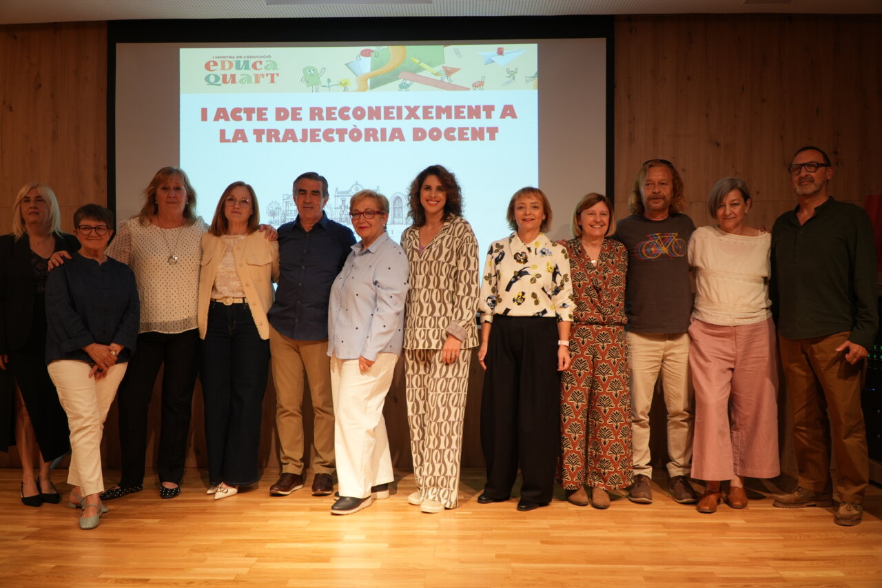 Grupo de docentes homenajeados en el acto de reconocimiento en Quart de Poblet