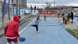 Niños jugando al pádel en instalaciones deportivas en La Torre, Valencia