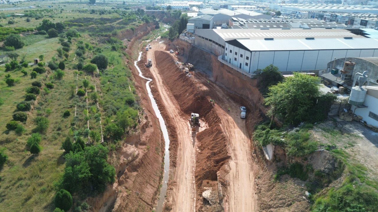 Obra de refuerzo en el barranco del Poyo en Torrent
