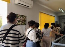 Los Servicios Sociales de Manises reciben más de 300 solicitudes para la regularización extraordinaria Personas haciendo fila en un servicio social en Manises