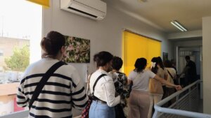 Personas haciendo fila en un servicio social en Manises