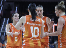 Rubén Burgos: “Este equipo tiene alma para volver a jugar una final” Entrenador Rubén Burgos motivando a su equipo de baloncesto en un partido.