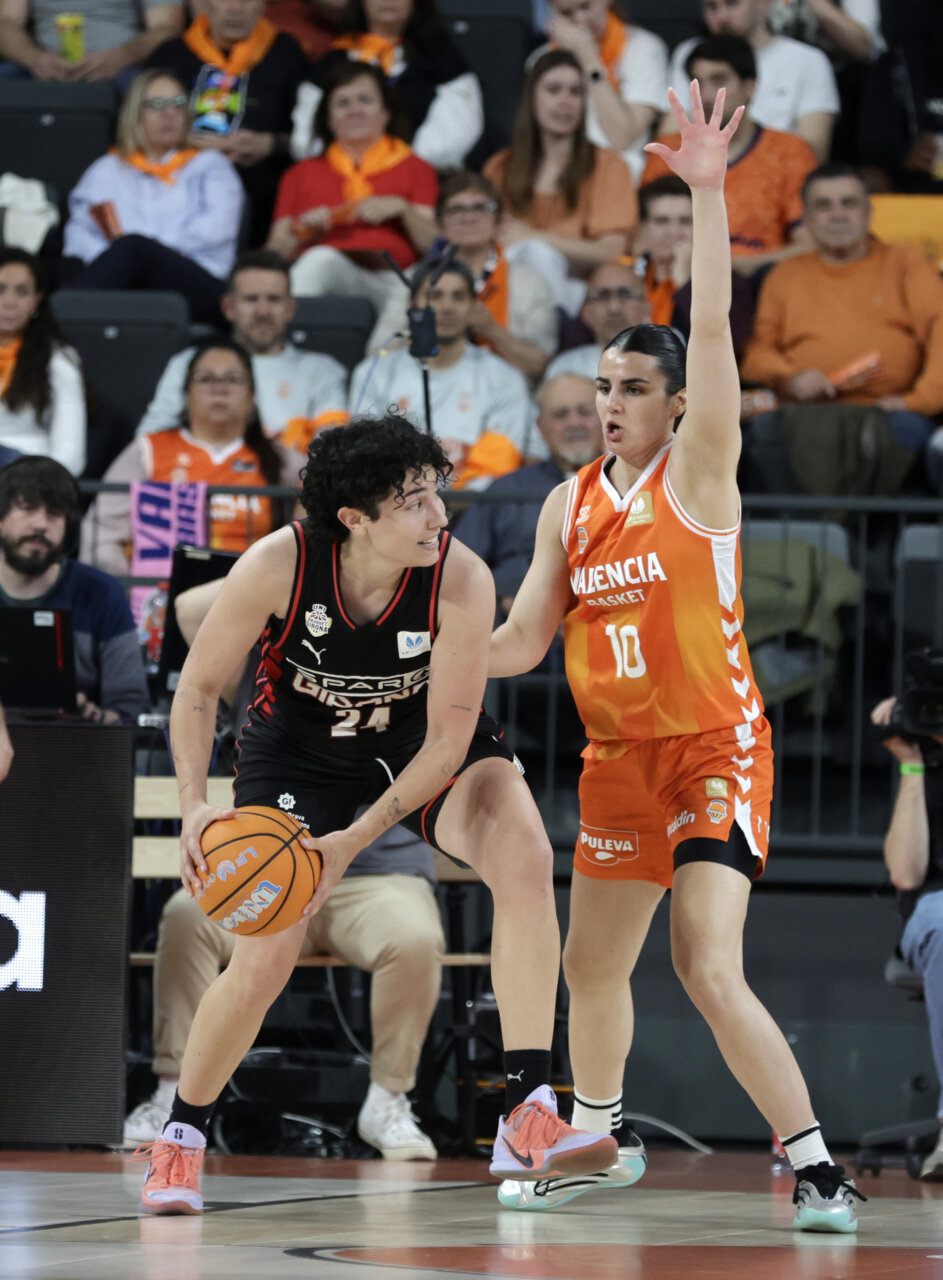 Entrenador Rubén Burgos dirigiendo a su equipo en un partido de baloncesto