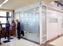 València suma 6 salas de lactancia en dependencias municipales tras la inauguración de 4 nuevas Sala de lactancia en el Mercat de Castella con personas conversando.