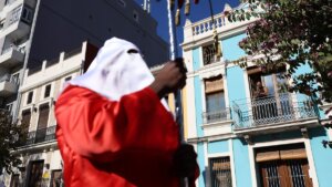 Participante de la Semana Santa Marínera con túnica roja en la calle
