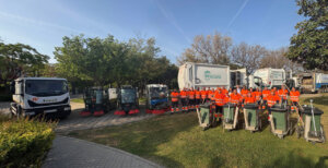 Equipo de limpieza en Picanya con vehículos y herramientas de trabajo