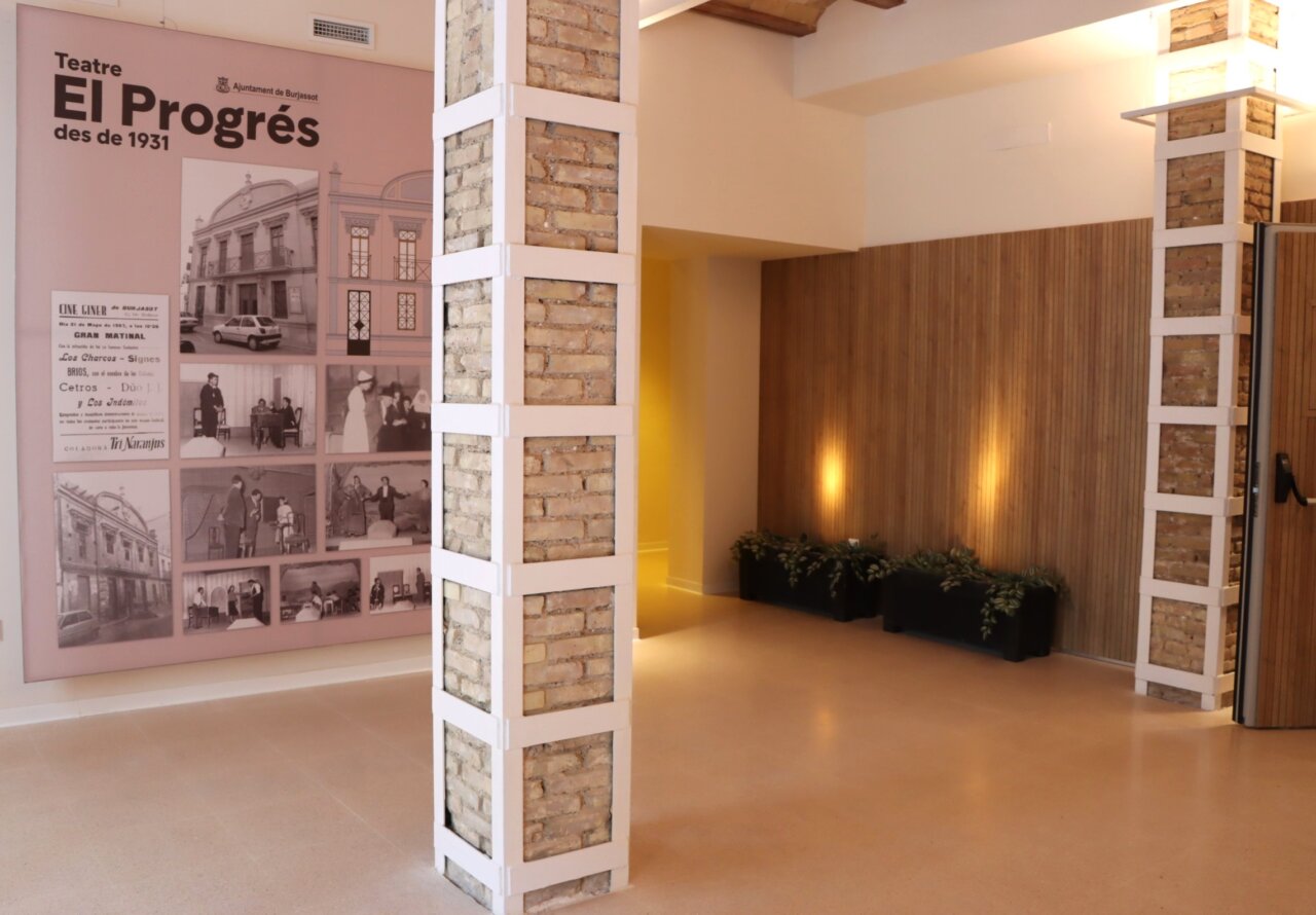 Interior del Teatro El Progrés en Burjassot con detalles arquitectónicos