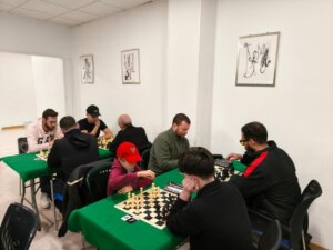 Jugadores participando en un torneo de ajedrez en Russafa